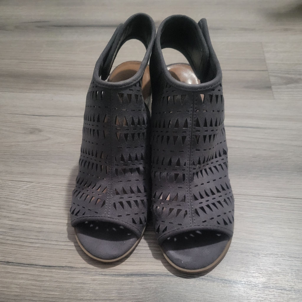 Brand New Size 7 Indigo Rd Sandals